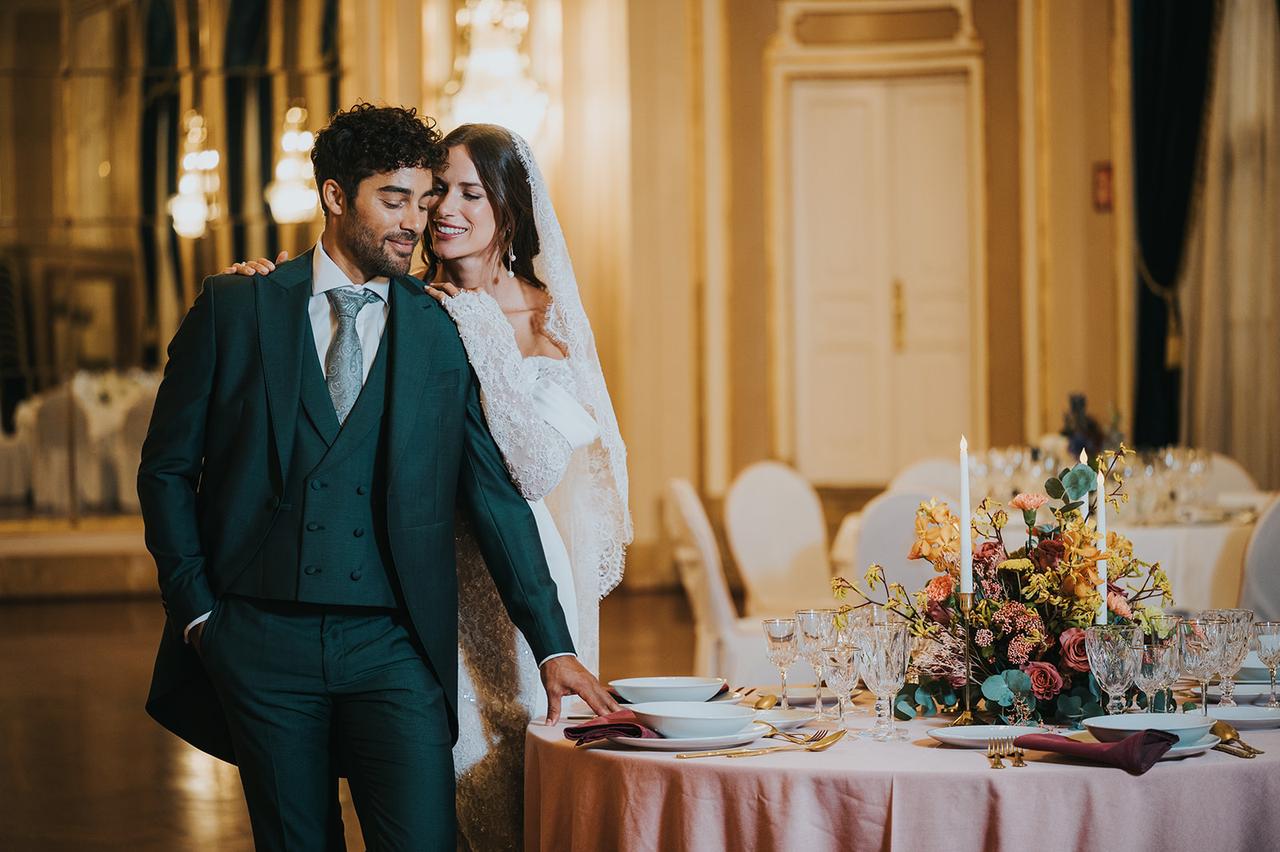 sposi in posa nella sala ricevimento matrimonio in stile Regency