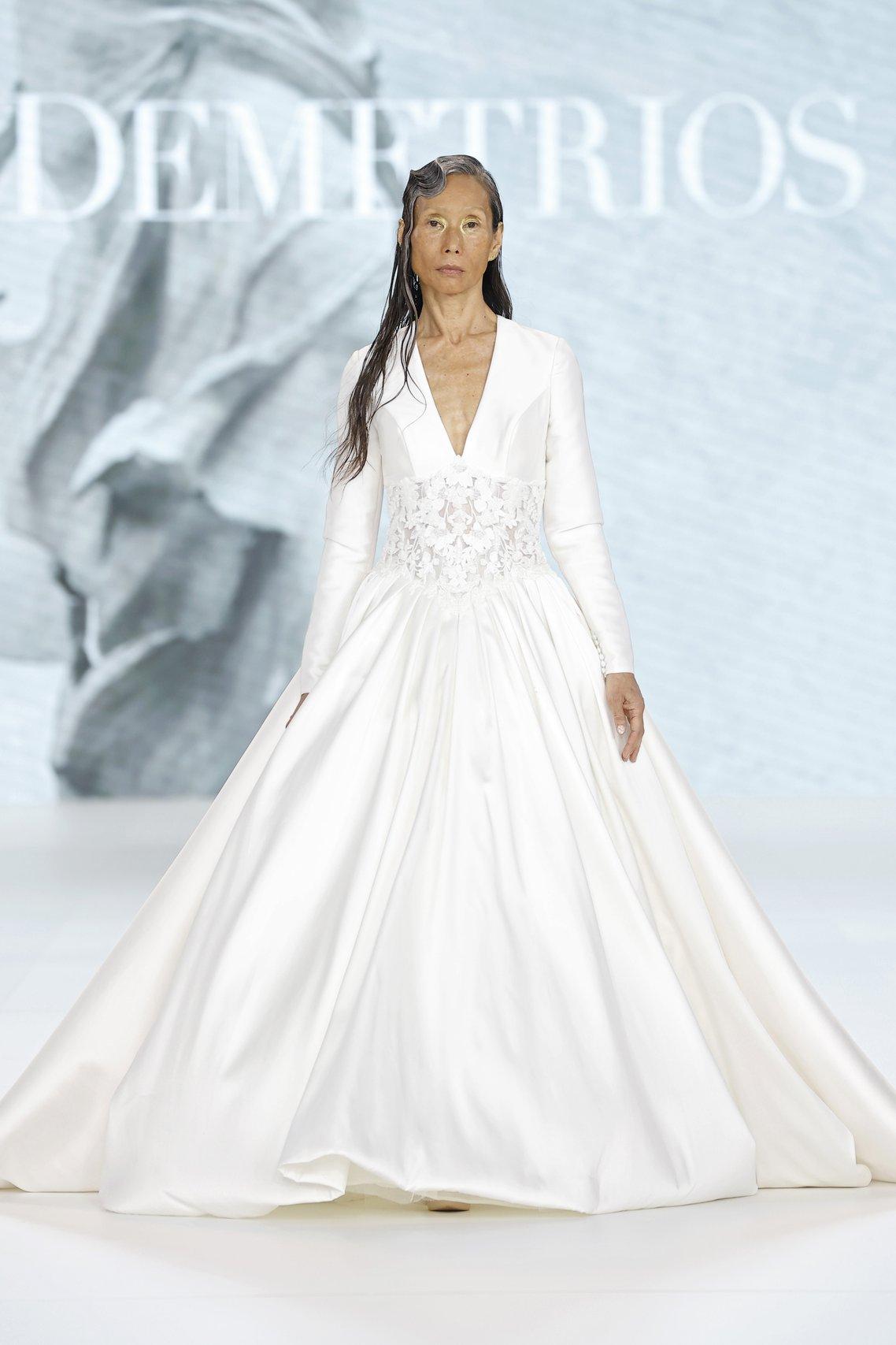 abito da sposa invernale liscio, con gonna ampia e giacca corta a maniche lunghe