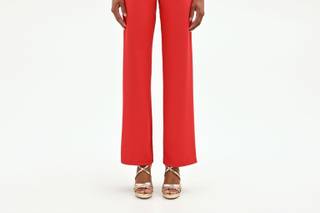 Tuta elegante da cerimonia color corallo, scollo drappeggiato, schiena scoperta e pantalone a palazzo