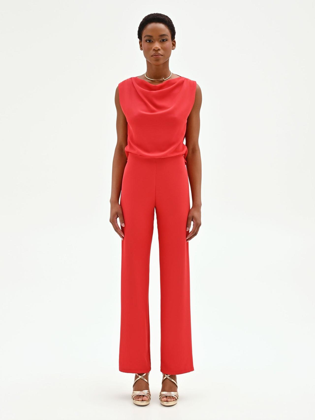 Tuta elegante da cerimonia color corallo, scollo drappeggiato, schiena scoperta e pantalone a palazzo