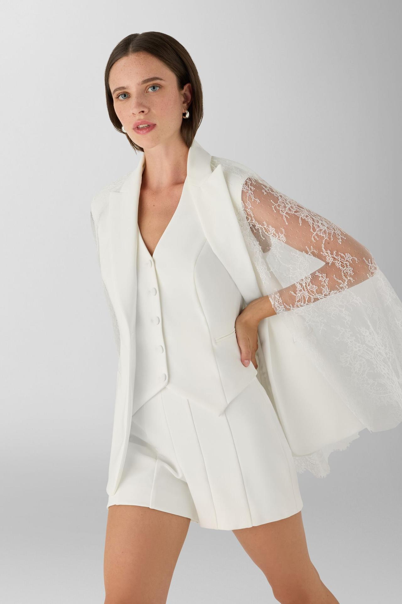 abito sposa matrimonio civile bianco giacca, gilet e shorts