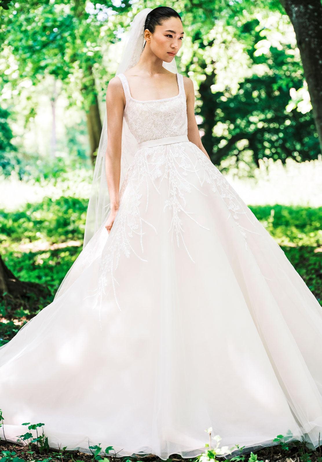 abito da sposa con scollo quadrato e bretelle larghe- tipi di scollatura