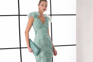 abito elegante da cerimonia lungo, verde tiffany con pime sulle spalle e frange sulla gonna