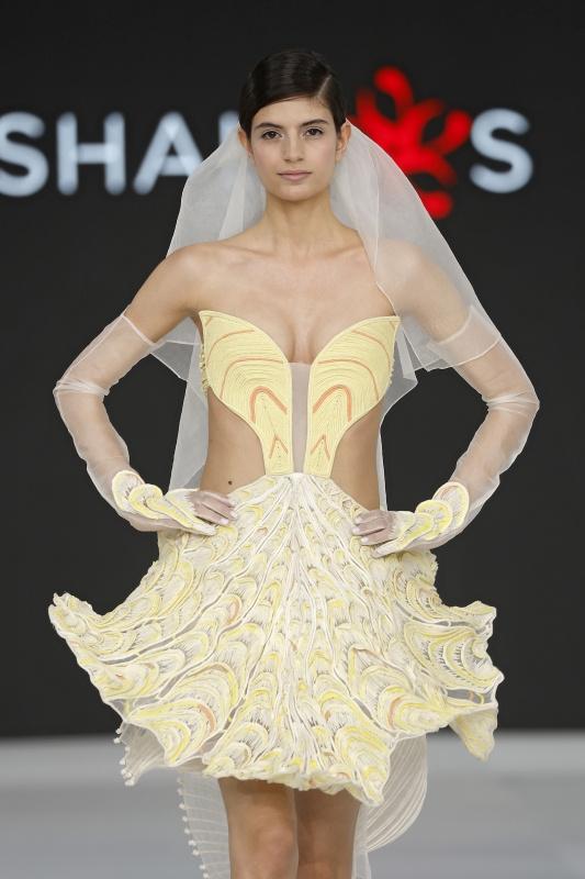 abito da sposa colorato in giallo corto 