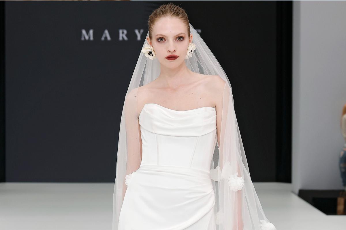 abito da sposa invernale liscio con bustier e scollo dritto 