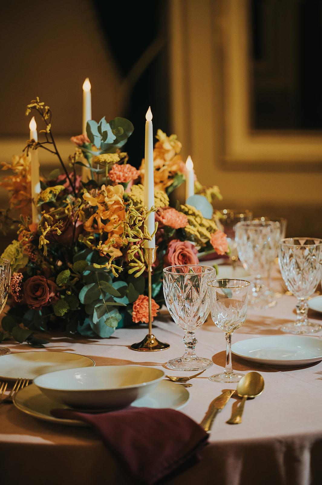 dettaglio centrotavola floreale matrimonio stile regency  con fiori gialli e rosa e candele