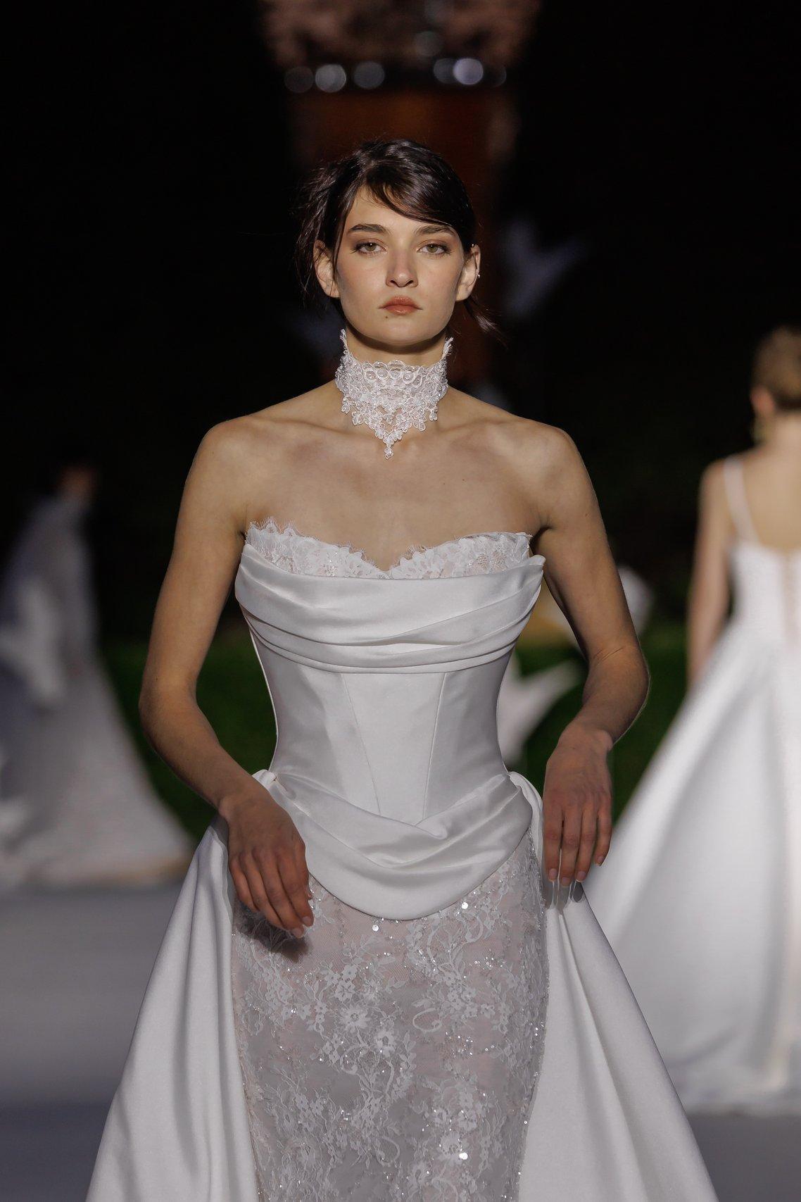 abito da sposa con colletto rimovibile