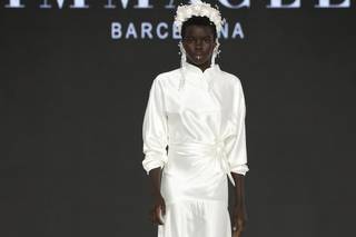 abito da sposa invernale con gonna scivolata, maniche lunghe e collo alto