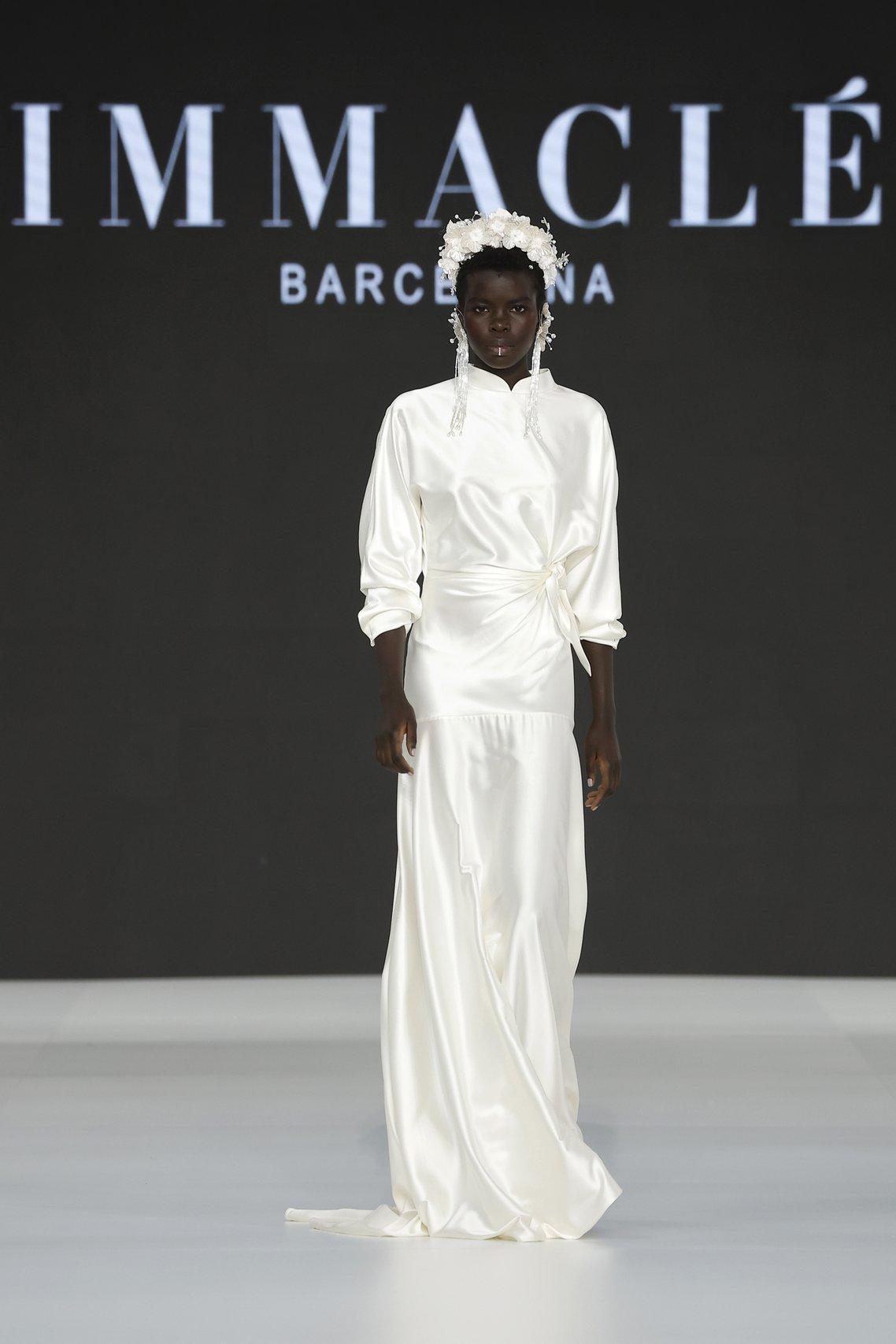 abito da sposa invernale con gonna scivolata, maniche lunghe e collo alto