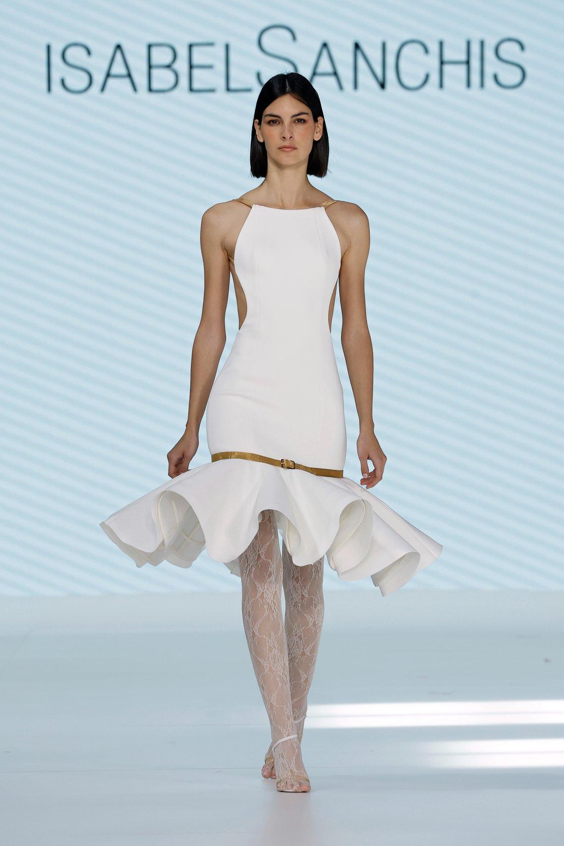 abito sposa corto aderente con gonna peplum 