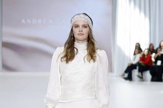 abito da sposa boho chic con gonna scivolata, collo alto e maniche lunghe a palloncino