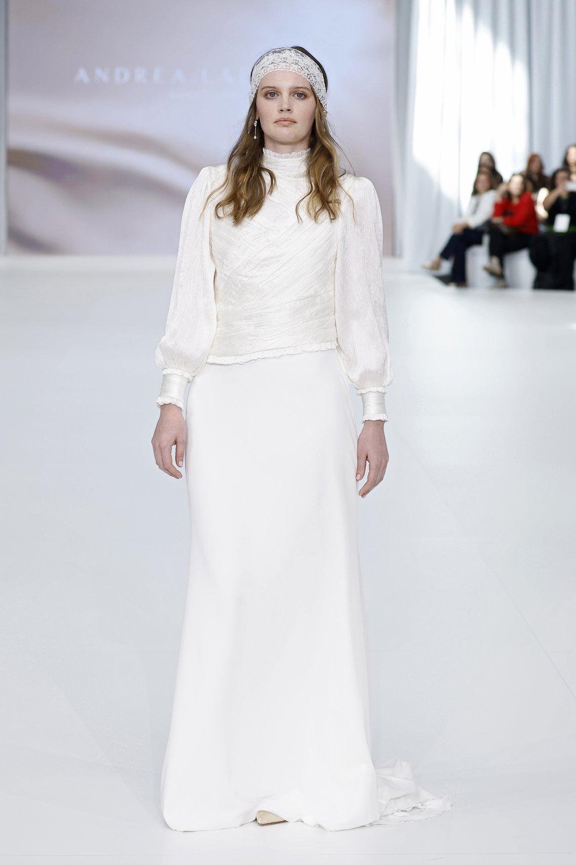 abito da sposa boho chic con gonna scivolata, collo alto e maniche lunghe a palloncino