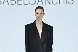 abito da sposa invernale con gonna con balze e gicca oversize nera