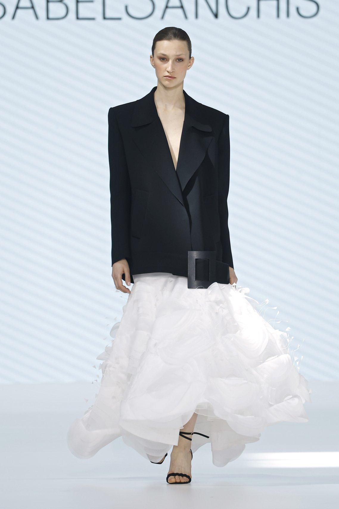 abito da sposa invernale con gonna con balze e gicca oversize nera