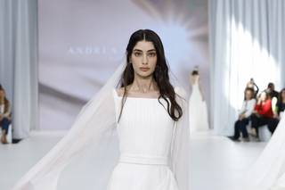 abito da sposa boho chic con gonna scivolata, scollo quadrato e velo