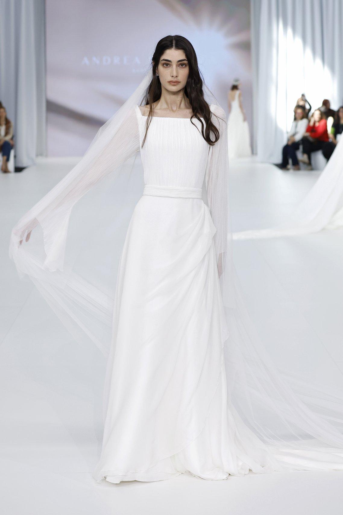 abito da sposa boho chic con gonna scivolata, scollo quadrato e velo