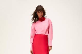 abito elegante da cerimonia con gonna midi e blusa con maxi fiore sul collo