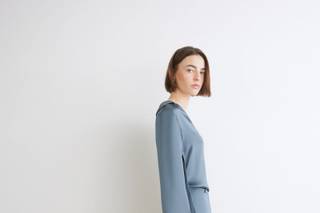 jumpsuit sorella sposa blu in raso a maniche lunghe