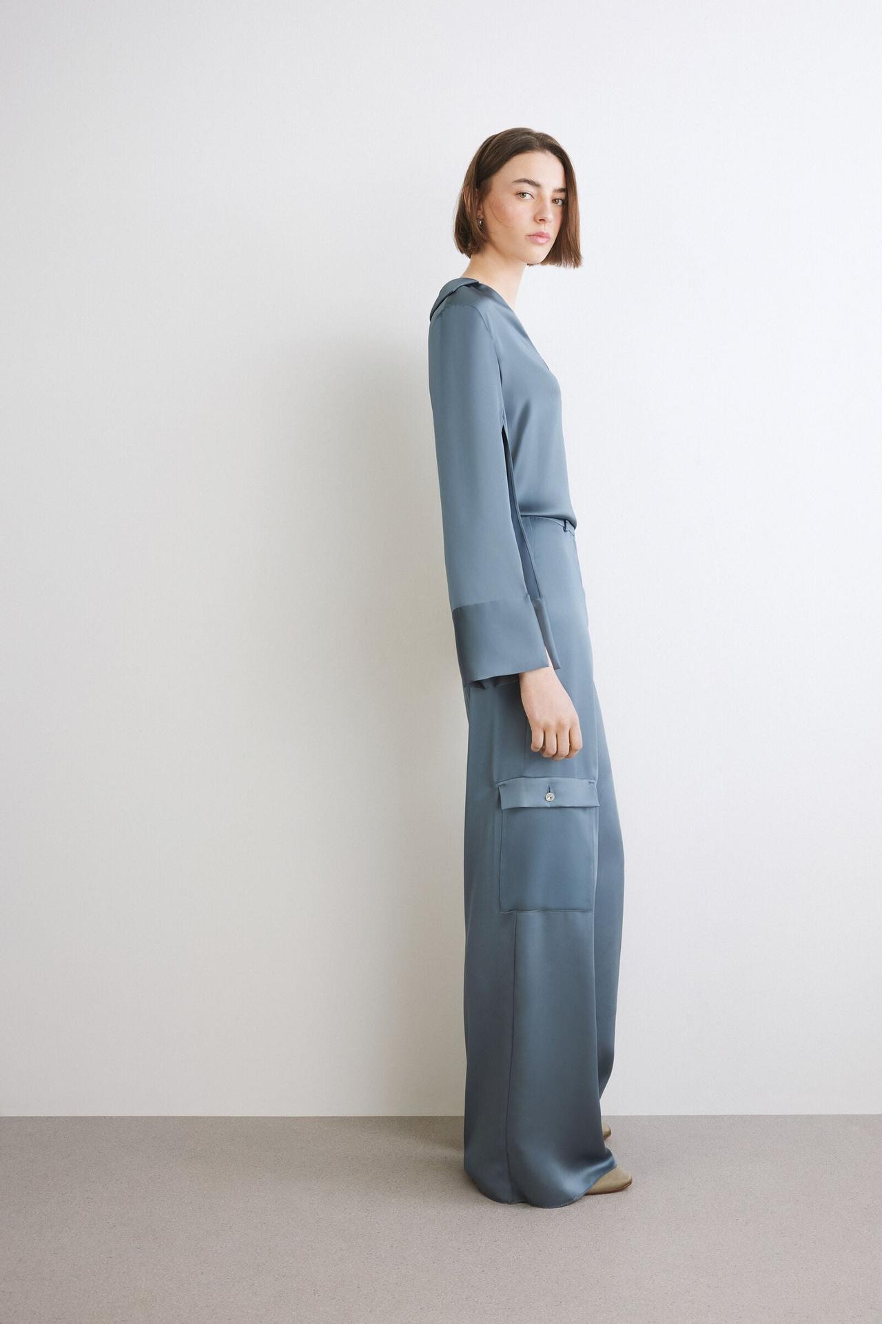 jumpsuit sorella sposa blu in raso a maniche lunghe