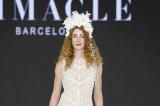 abito da sposa boho chic in pizzo con gonna dritta con balze