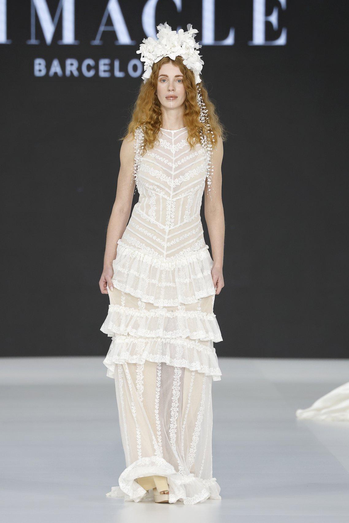abito da sposa boho chic in pizzo con gonna dritta con balze