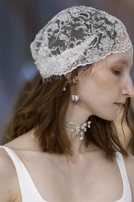 gioielli minimal per abito da sposa boho chic
