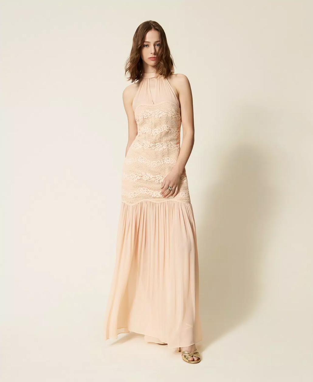 abito sorella sposa lungo color avorio con scollo all'americana