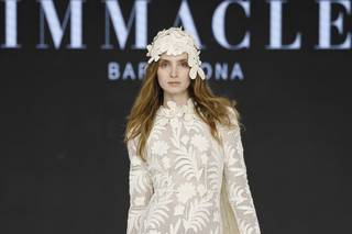 abito da sposa boho chic con gonna scivolata, in pizzo a maniche lunghe, collo alto e mantella in color avorio