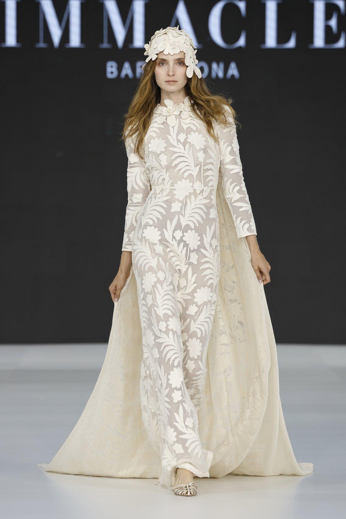 abito da sposa boho chic con gonna scivolata, in pizzo a maniche lunghe, collo alto e mantella in color avorio