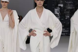 tailleur da sposa con pantalone a palazzo e giacca ampia con cintura e maniche a pipistrello
