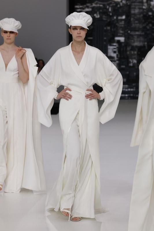 tailleur da sposa con pantalone a palazzo e giacca ampia con cintura e maniche a pipistrello