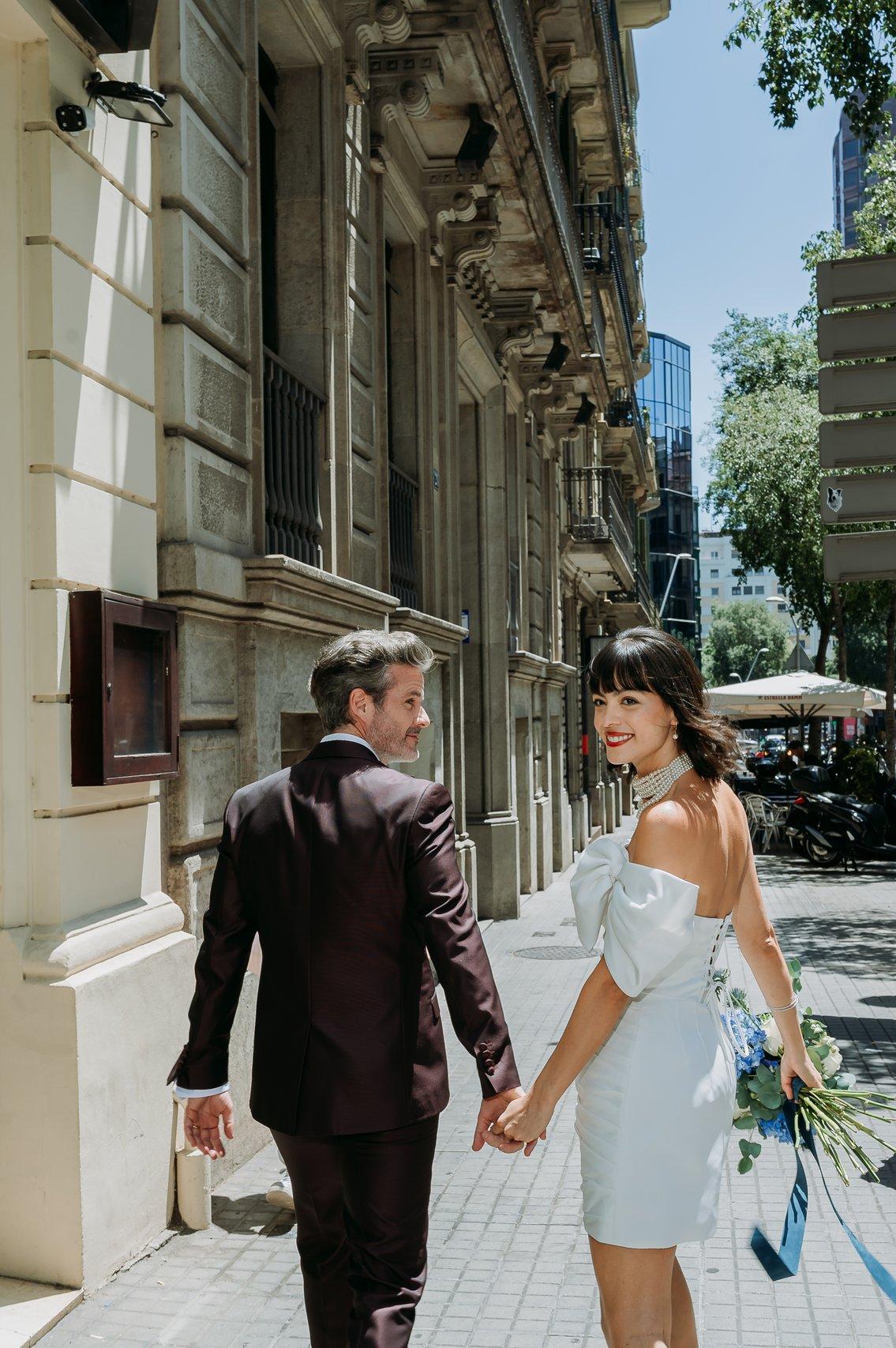  tendenze matrimonio 2027 sposi che camminano in città
