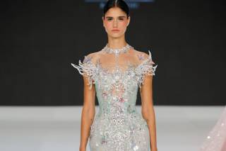 Abito da sposa alternativo con piume