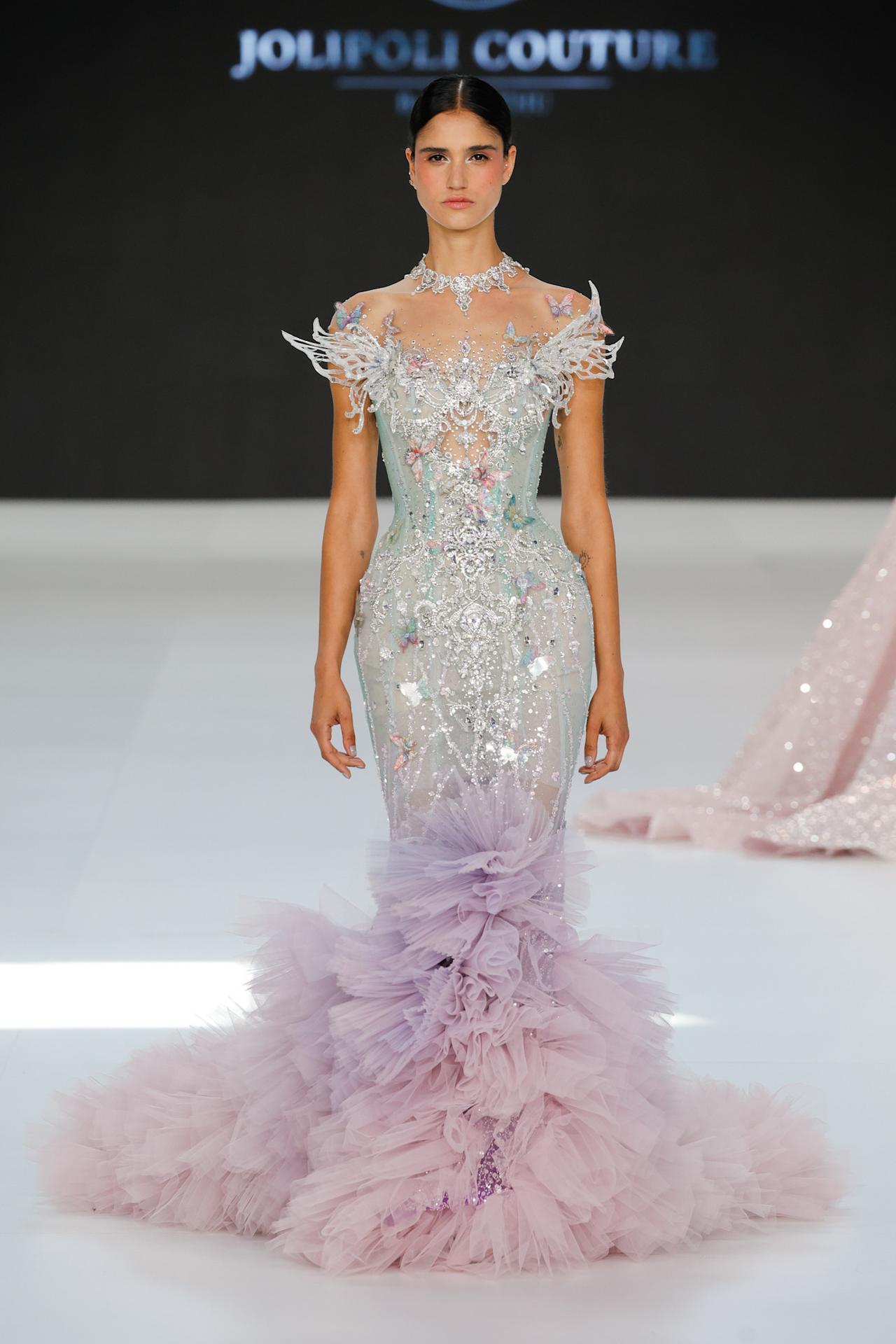 Abito da sposa alternativo con piume