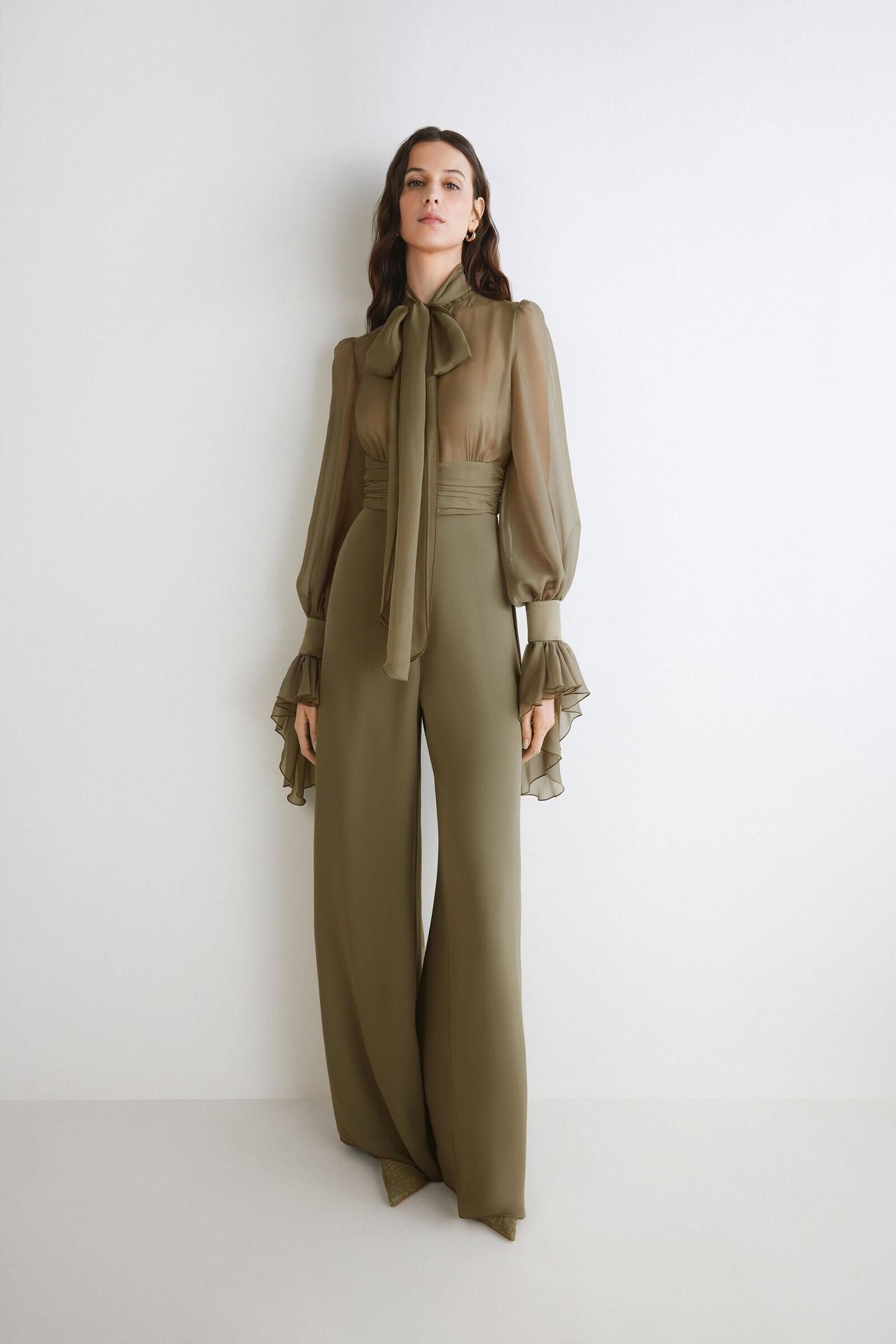tuta elegante da cerimonia con corpino a camicia, con volant sulla manica, con pantalone a palazzo, color verde