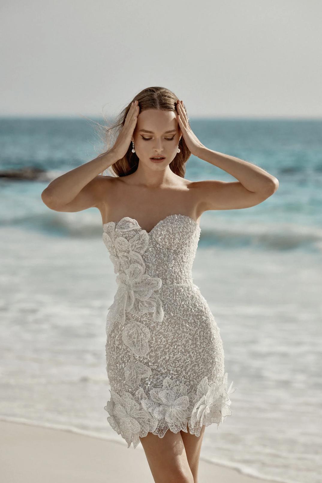abito da sposa corto con perline e pietre