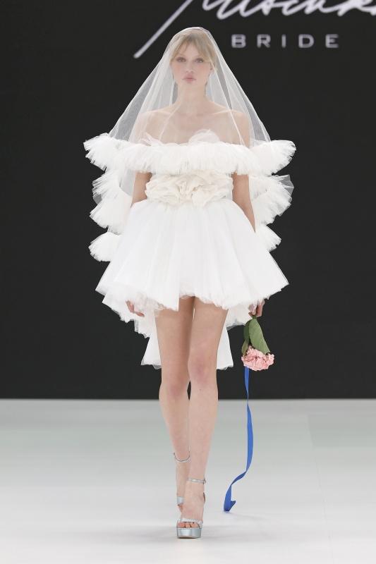 abito sposa matrimonio civile corto con gonna ampia in tulle  e velo