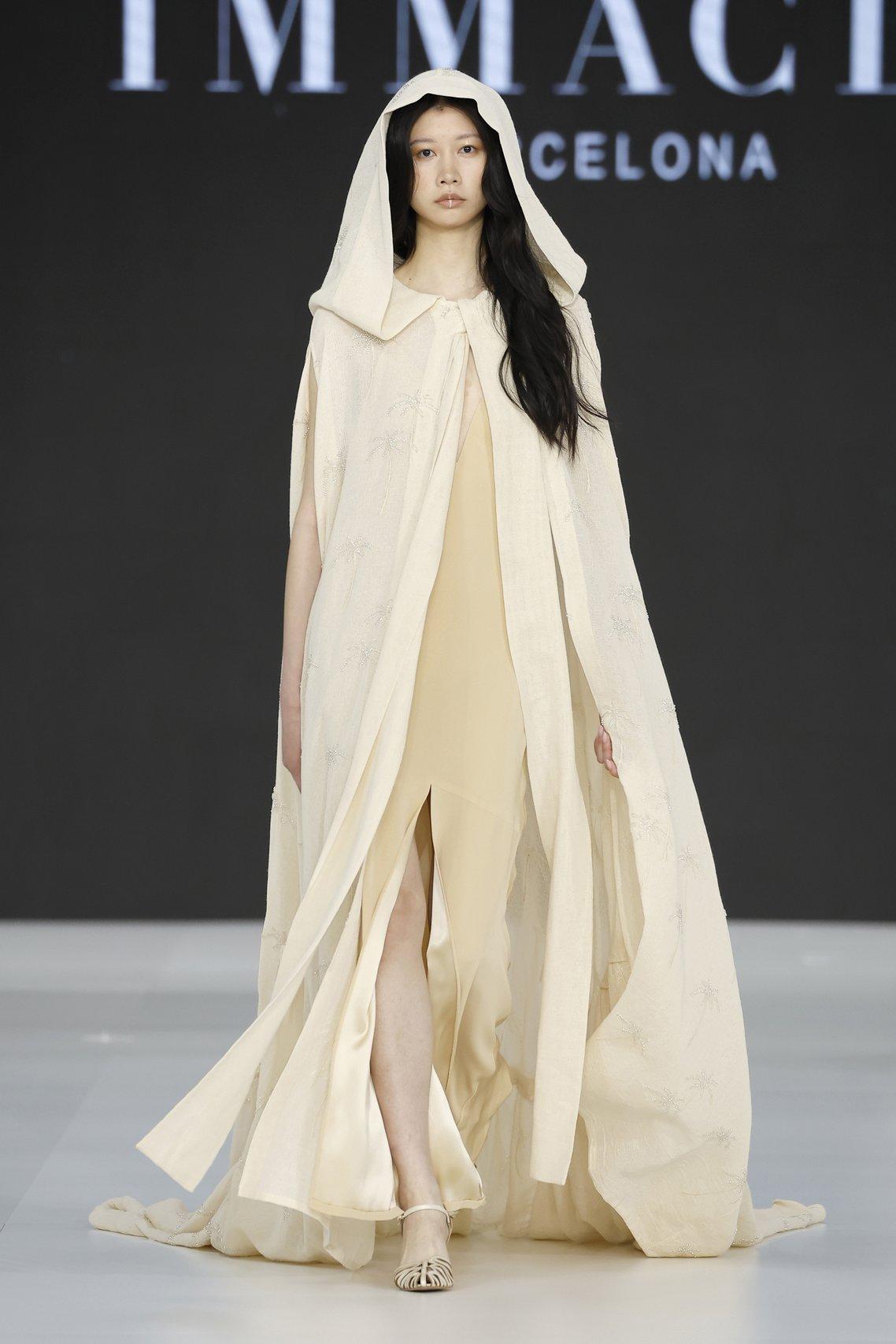 abito da sposa boho chic color avorio, liscio con mantella con cappuccio