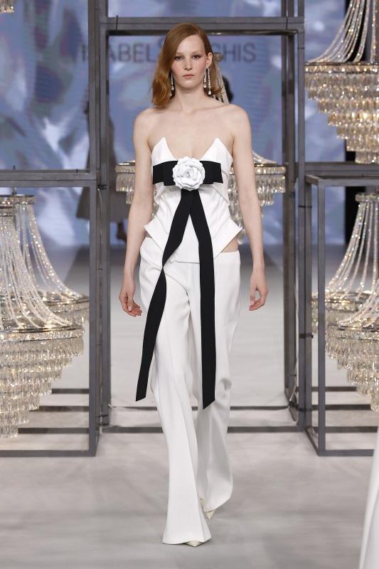 abito da sposa con pantalone. avita bassa e bustino con maxi fiocco nero