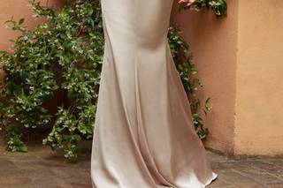 abito elegante da cerimonia con gonna lunga, scollo off-shoulder e applicazioni 3D