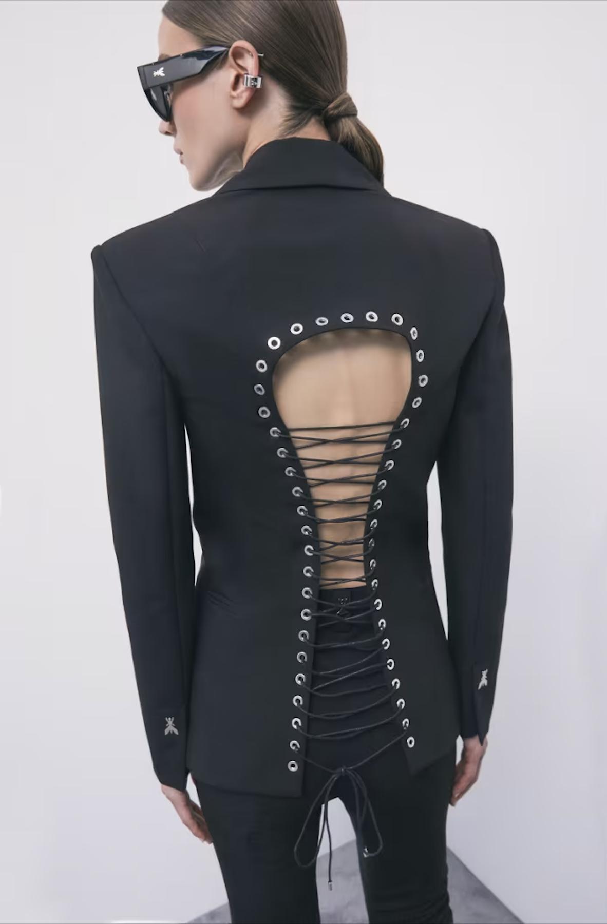 tailleur nero matrimonio con giacca aperta sulla schiena