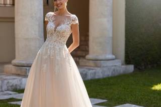 abito da sposa con scollo a cuore gonna scivolata in tulle e pizzo