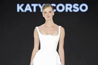 abito da sposa corto con scollo quadrato in pizzo