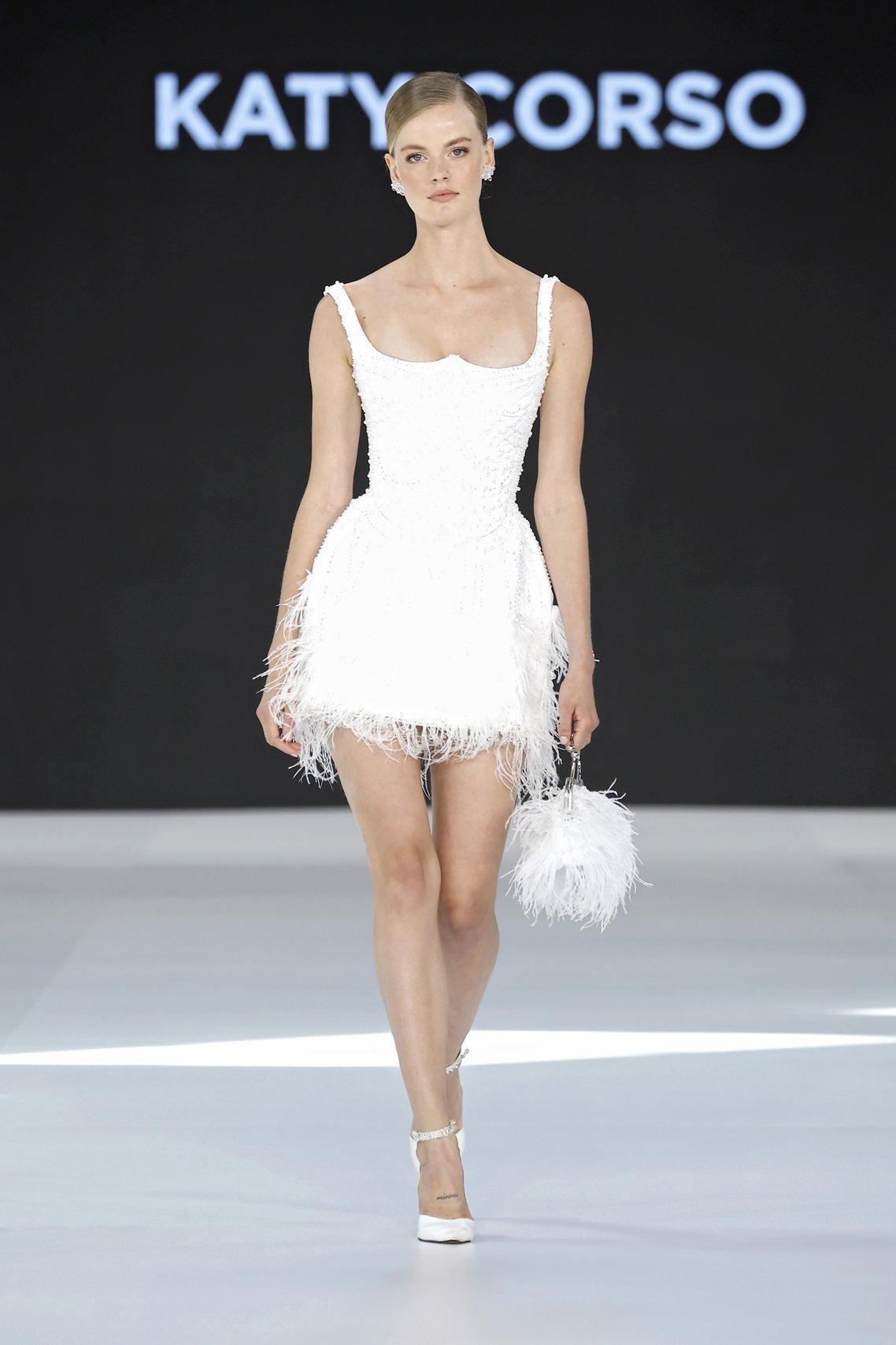 abito da sposa corto con scollo quadrato in pizzo