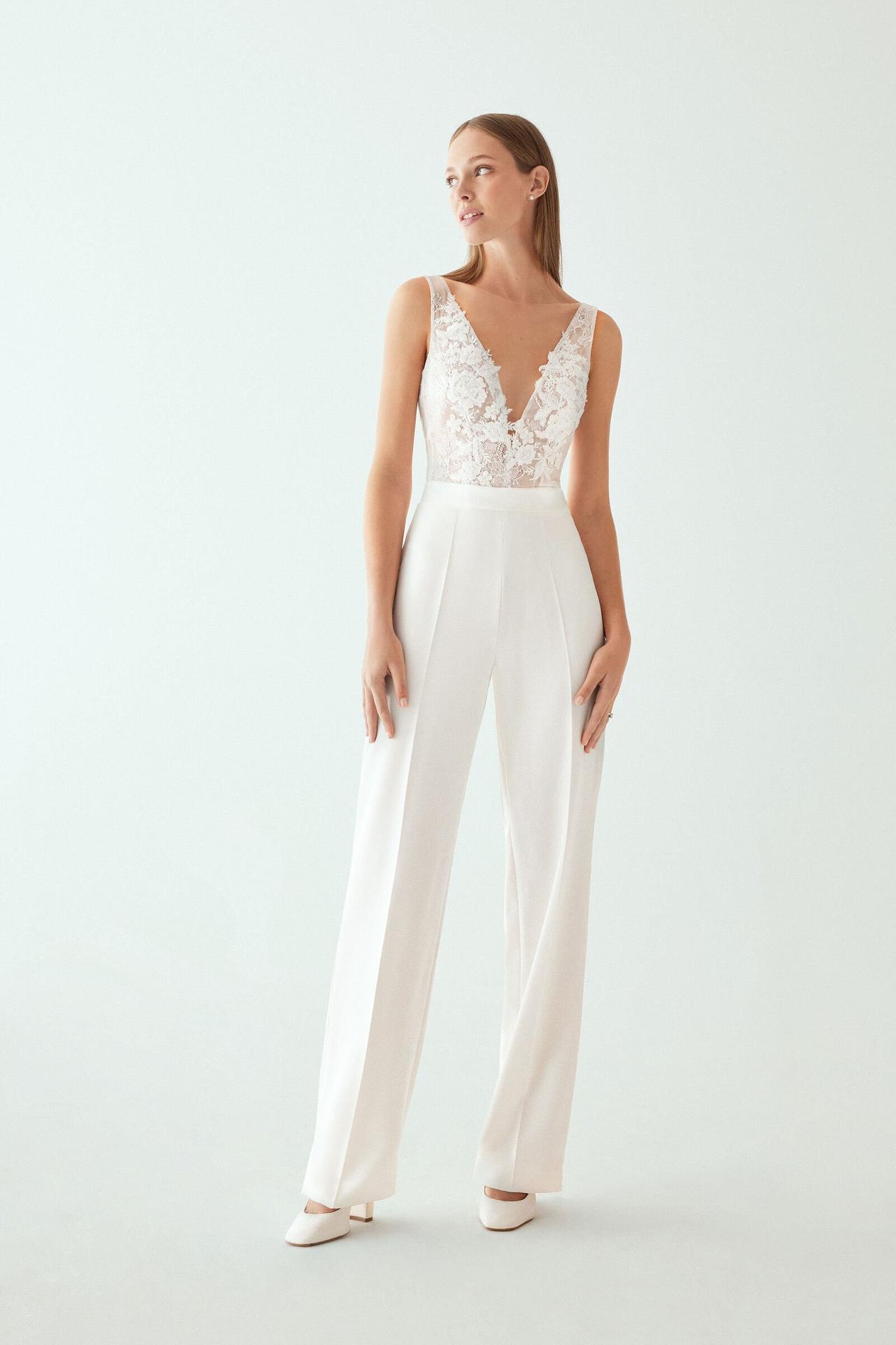 jumsuit da sposa con pantalone a palazzo e top in pizzo