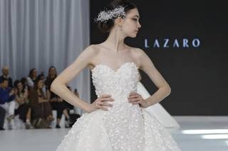 abito da sposa 2 in 1 avorio in pizzo con scollo a cuore  e sopragonna di diverse altezze