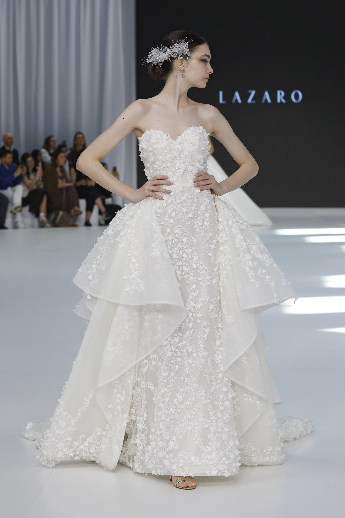 abito da sposa 2 in 1 avorio in pizzo con scollo a cuore  e sopragonna di diverse altezze