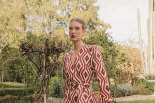 tailleur matrimonio invitata a fantasia geometrica con cintura in stoffa