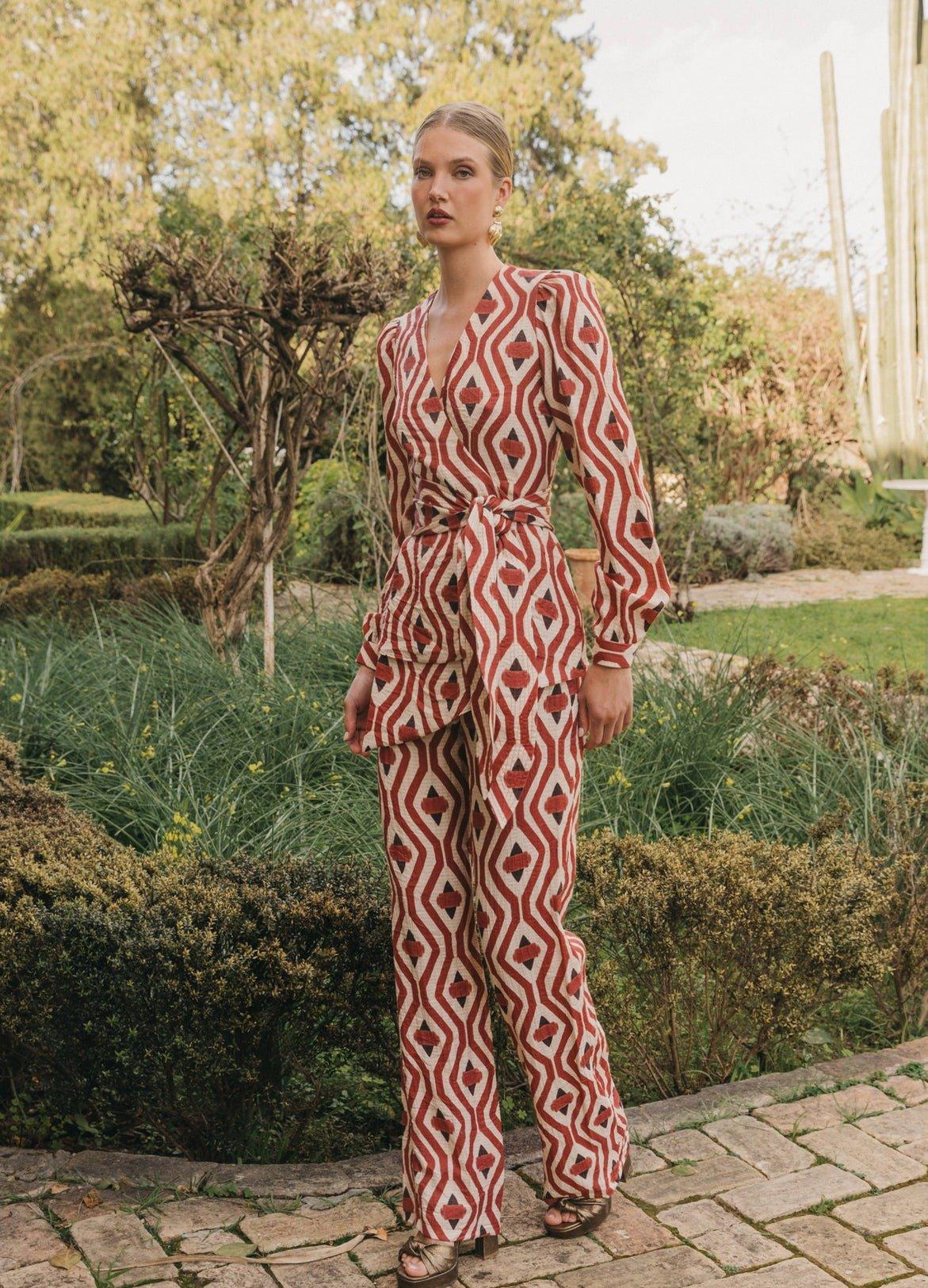 tailleur matrimonio invitata a fantasia geometrica con cintura in stoffa