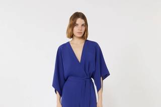 Tuta elegante da cerimonia bluette, con taglio in vita, corpino incrociato e pantalone fluido